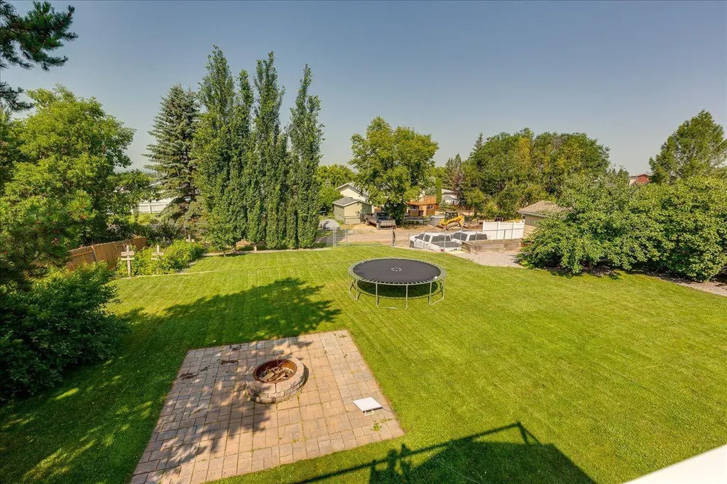 3908 39 Street Close Ponoka AB T4J 1A9
