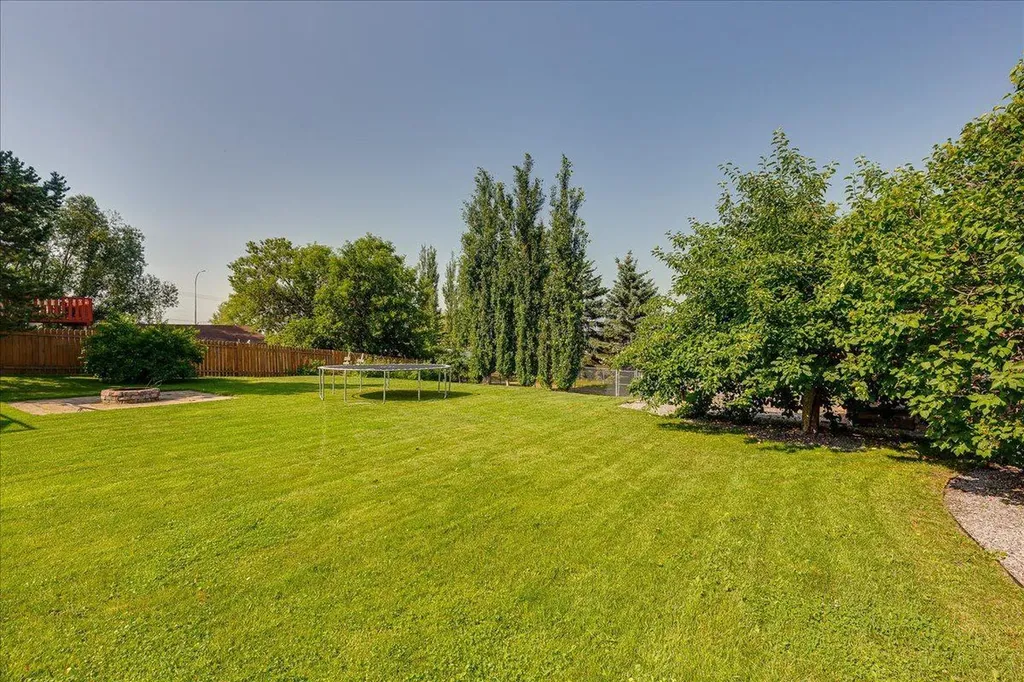 3908 39 Street Close Ponoka AB T4J 1A9