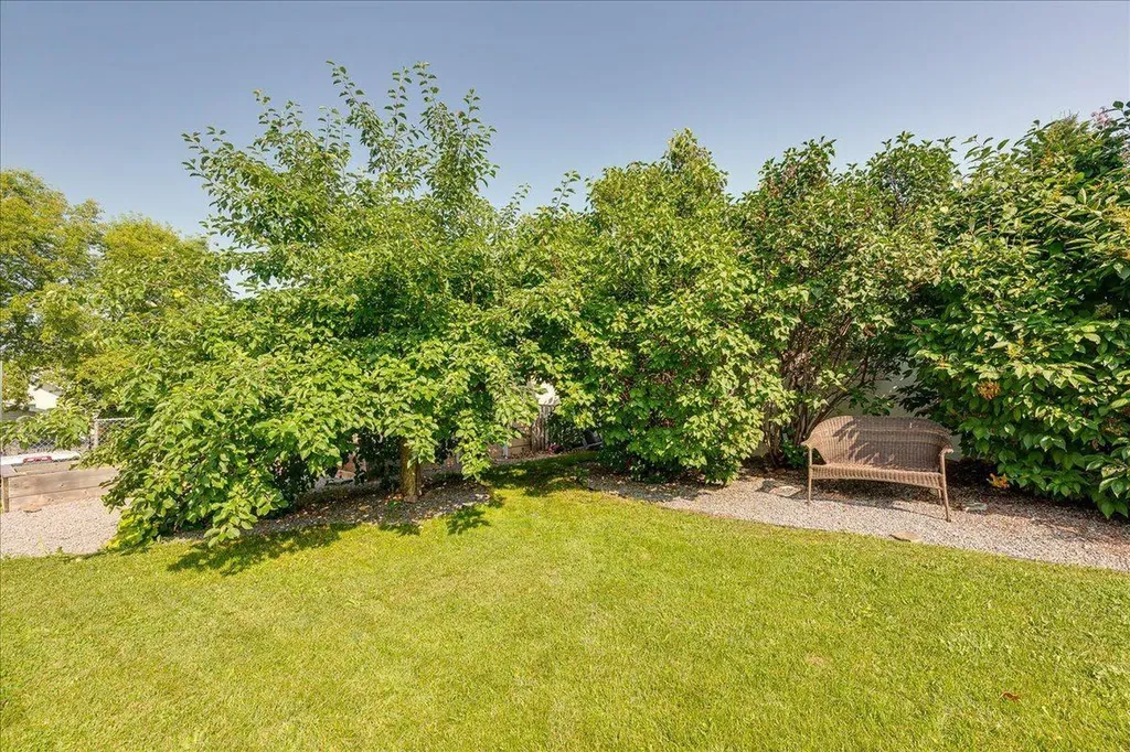 3908 39 Street Close Ponoka AB T4J 1A9