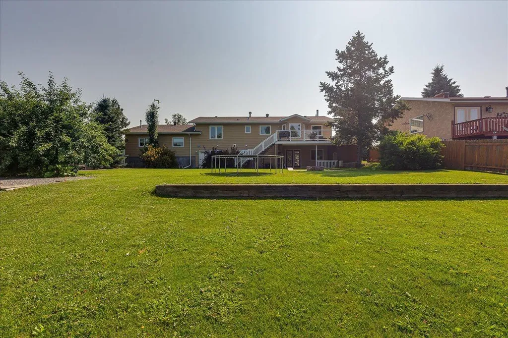3908 39 Street Close Ponoka AB T4J 1A9