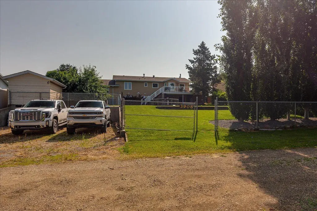 3908 39 Street Close Ponoka AB T4J 1A9