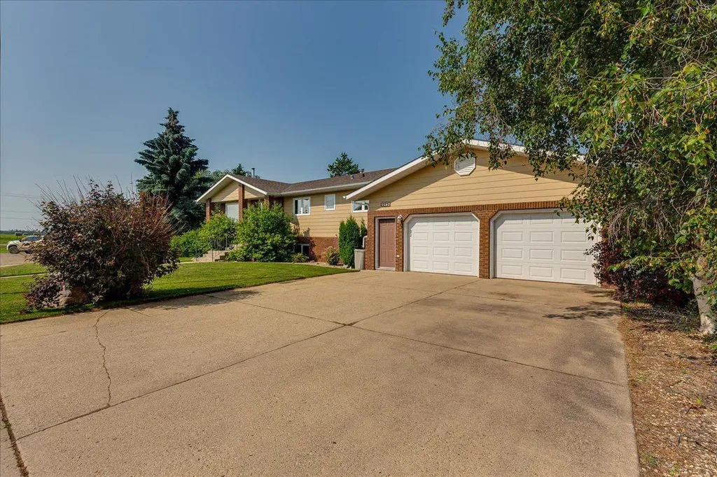 3908 39 Street Close Ponoka AB T4J 1A9