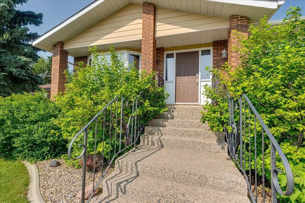 3908 39 Street Close Ponoka AB T4J 1A9