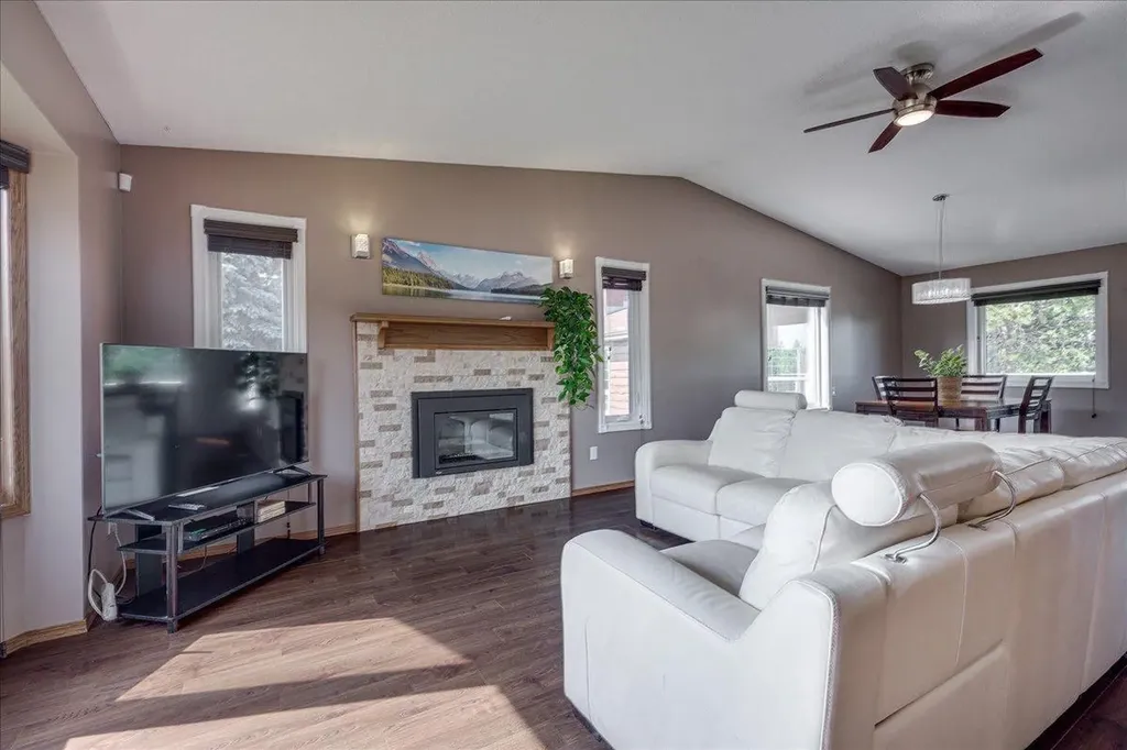 3908 39 Street Close Ponoka AB T4J 1A9