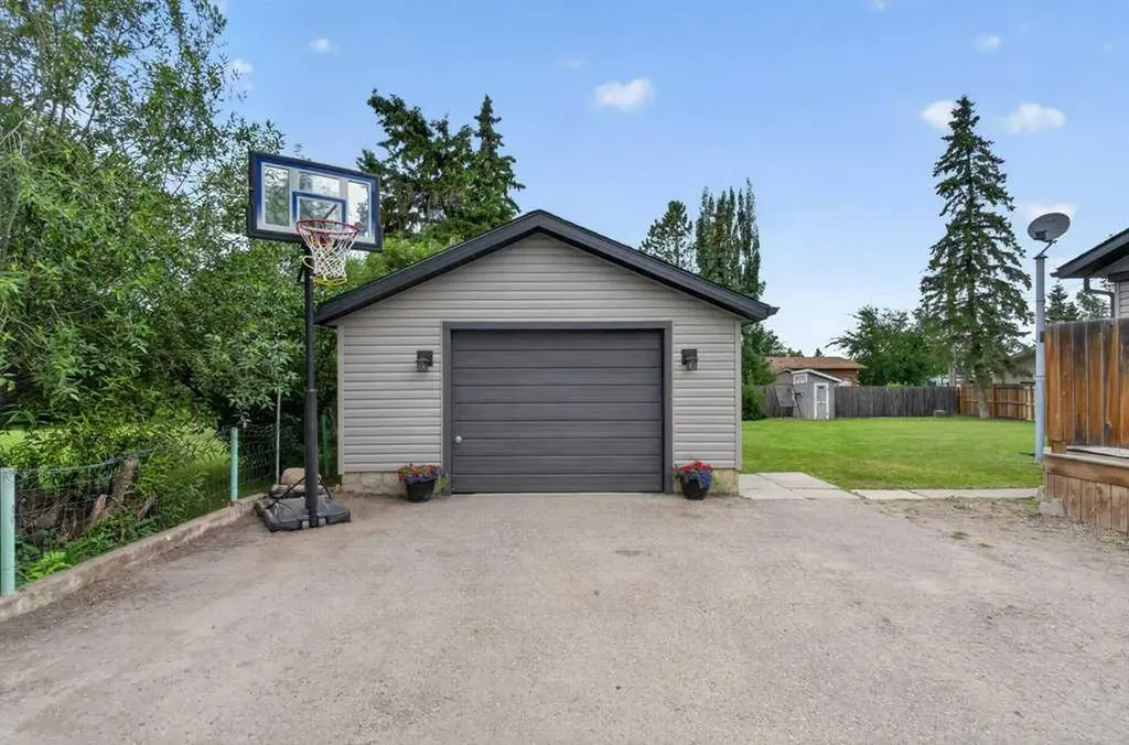 5202 57 Avenue Olds AB T4H1J3