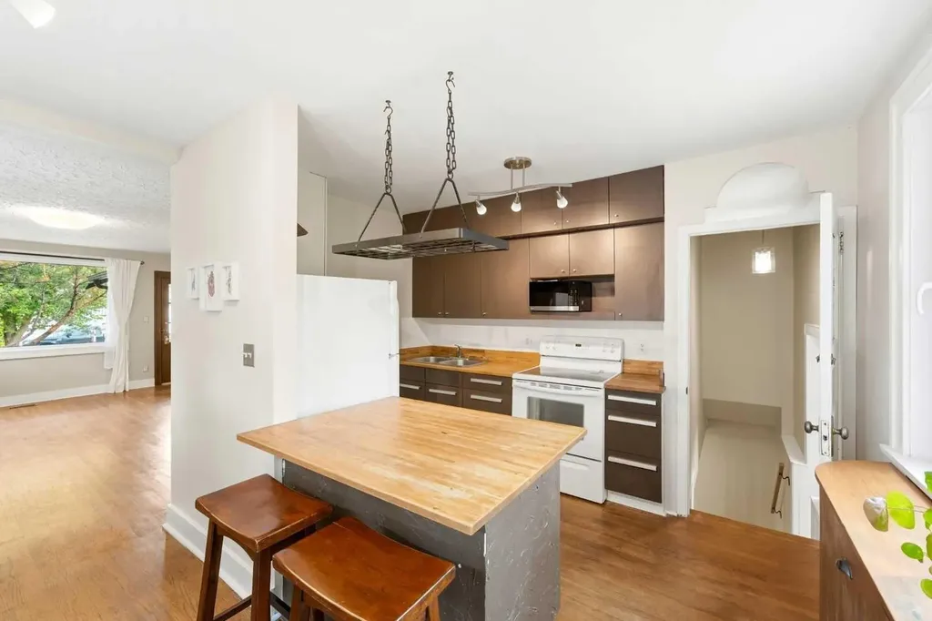 439 13 Avenue NE Calgary AB T2E 1C3