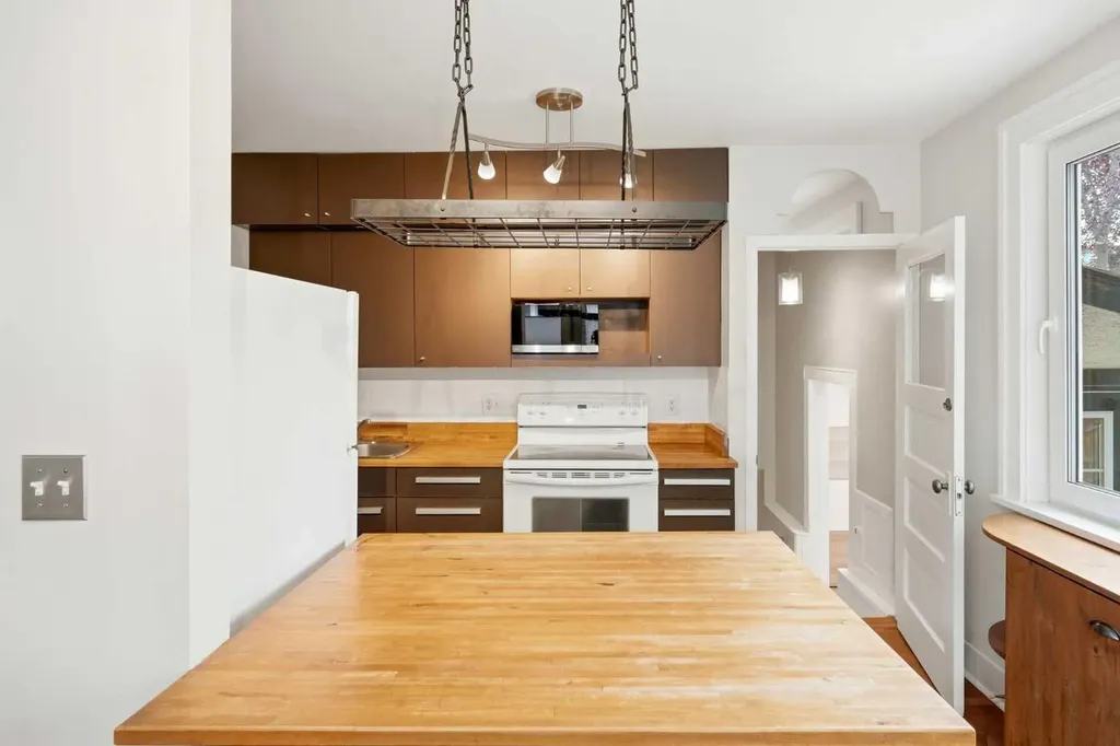 439 13 Avenue NE Calgary AB T2E 1C3