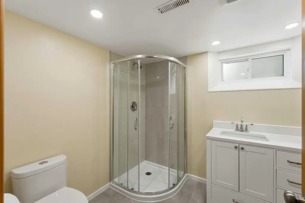 439 13 Avenue NE Calgary AB T2E 1C3