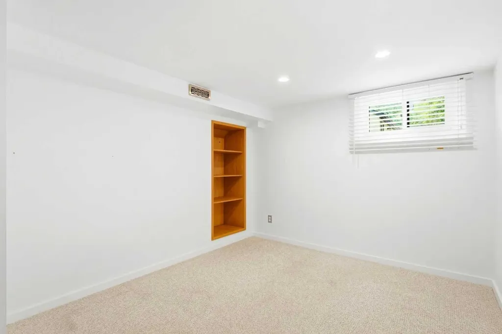 439 13 Avenue NE Calgary AB T2E 1C3