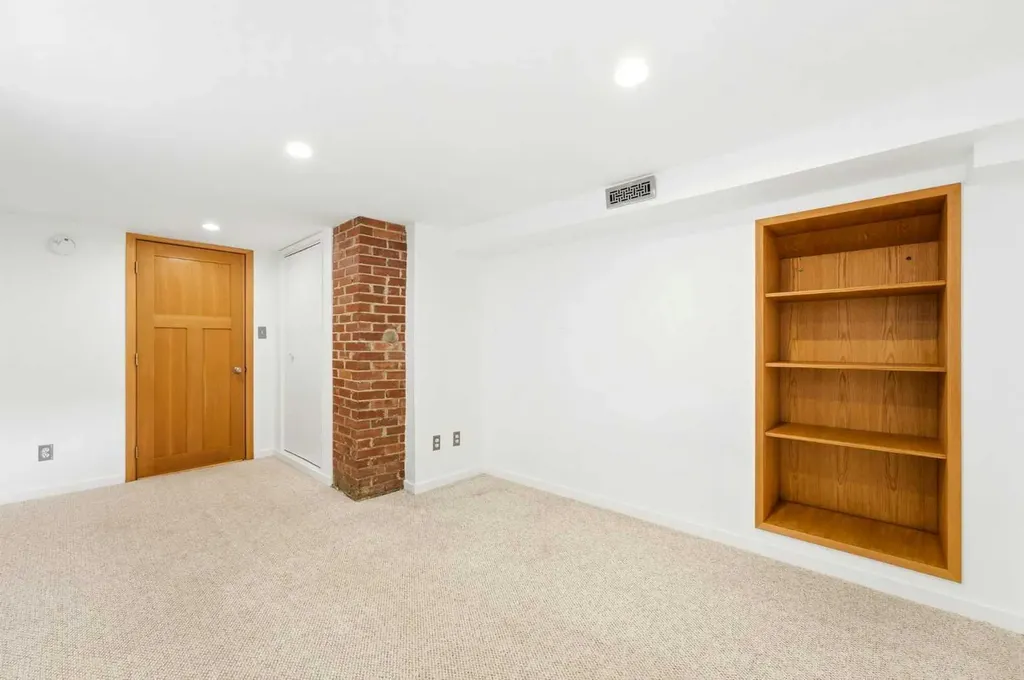 439 13 Avenue NE Calgary AB T2E 1C3