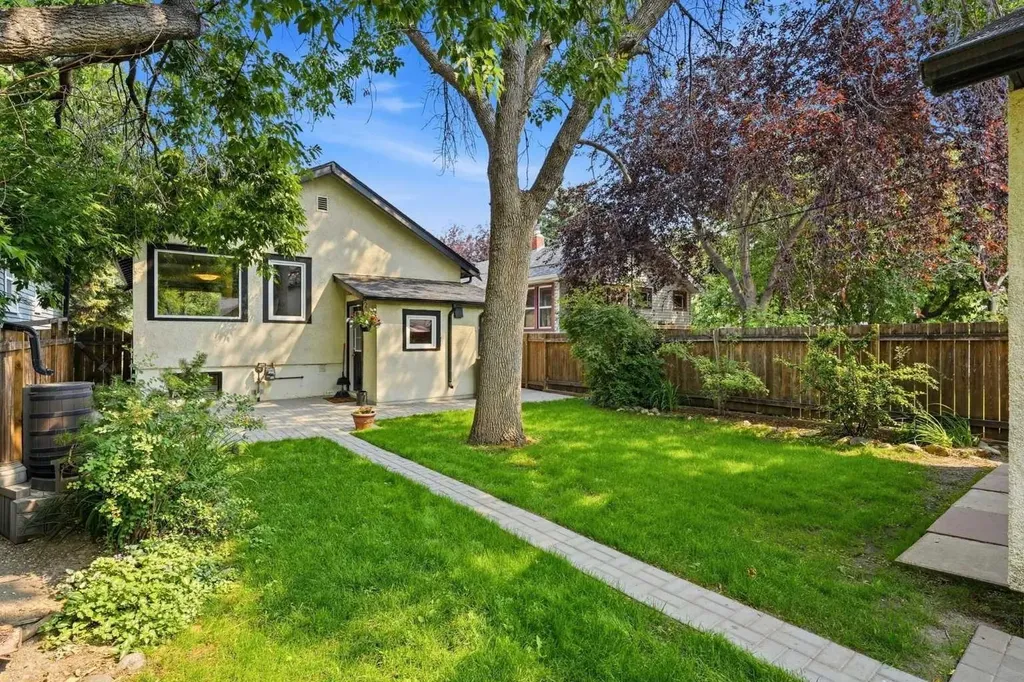 439 13 Avenue NE Calgary AB T2E 1C3