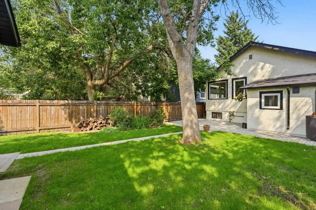 439 13 Avenue NE Calgary AB T2E 1C3