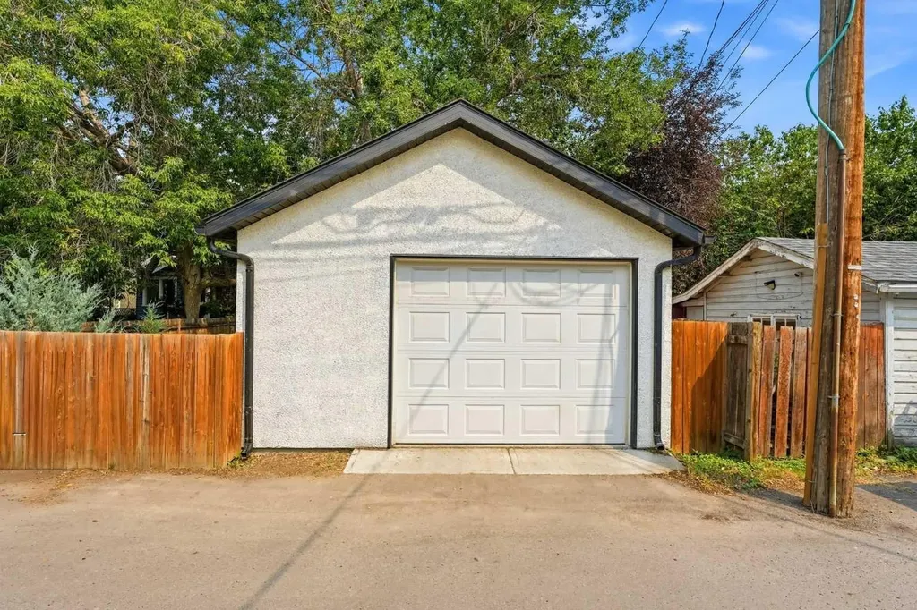 439 13 Avenue NE Calgary AB T2E 1C3