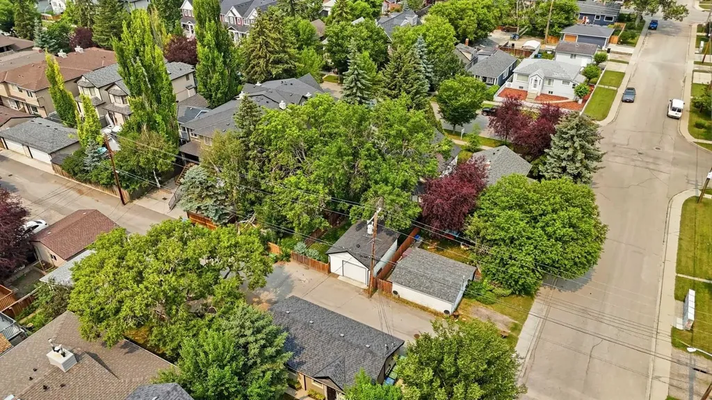 439 13 Avenue NE Calgary AB T2E 1C3
