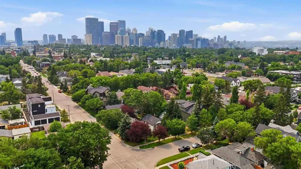 439 13 Avenue NE Calgary AB T2E 1C3