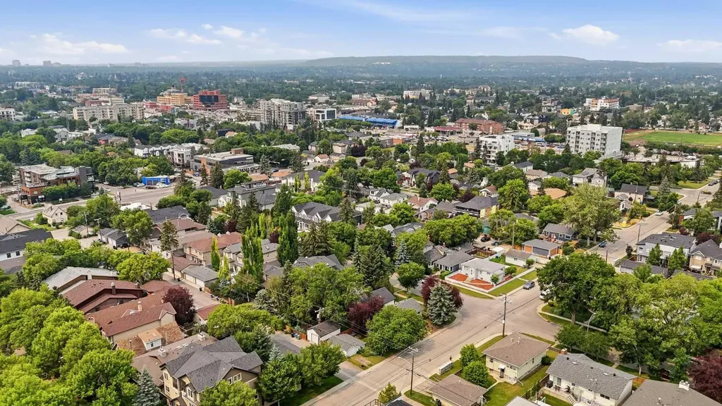 439 13 Avenue NE Calgary AB T2E 1C3