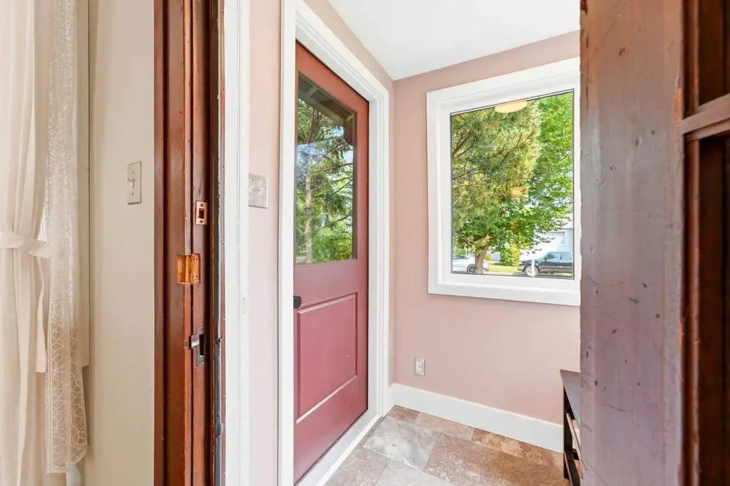 439 13 Avenue NE Calgary AB T2E 1C3