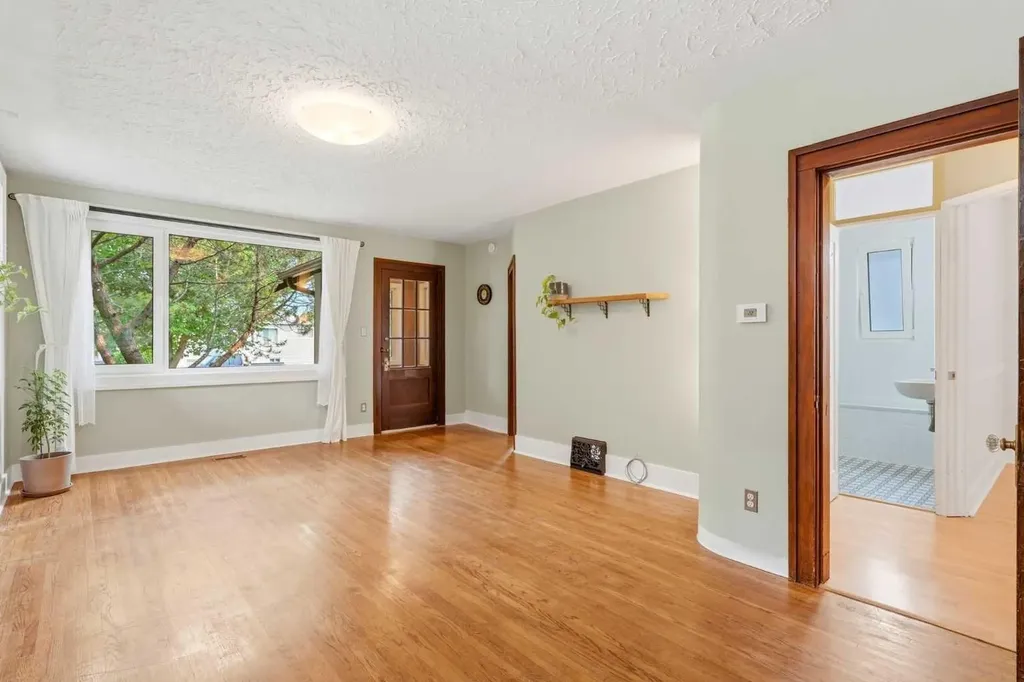 439 13 Avenue NE Calgary AB T2E 1C3