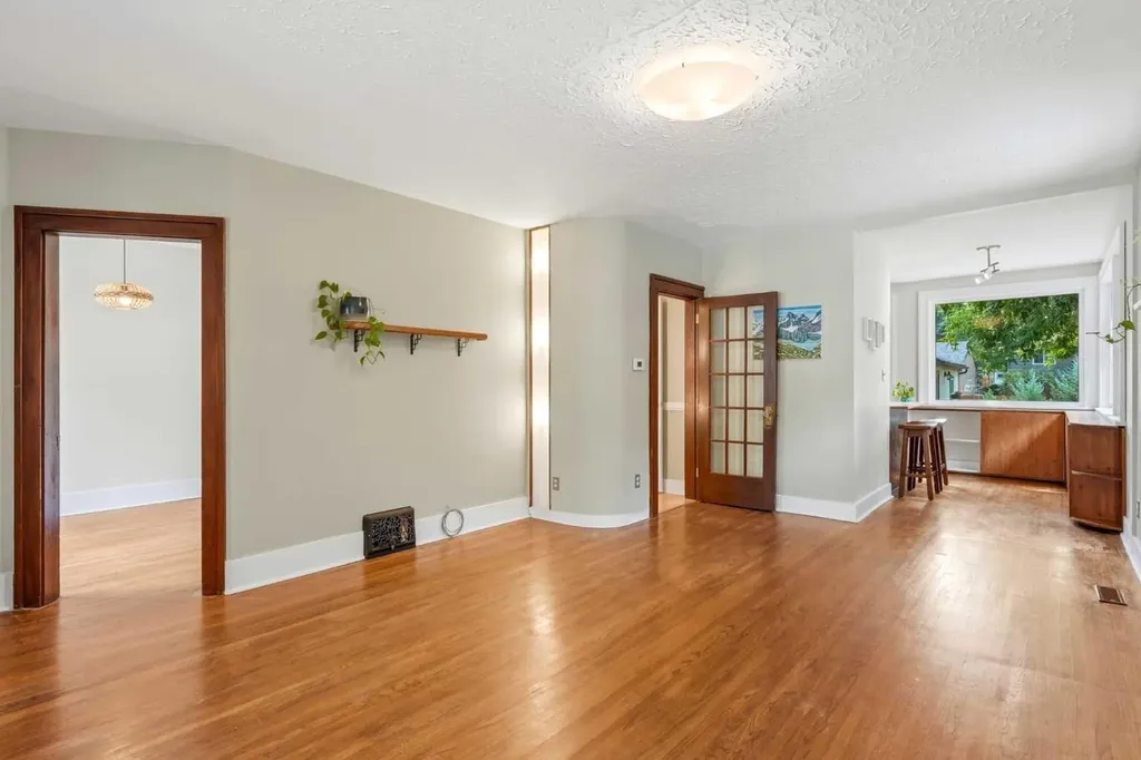 439 13 Avenue NE Calgary AB T2E 1C3