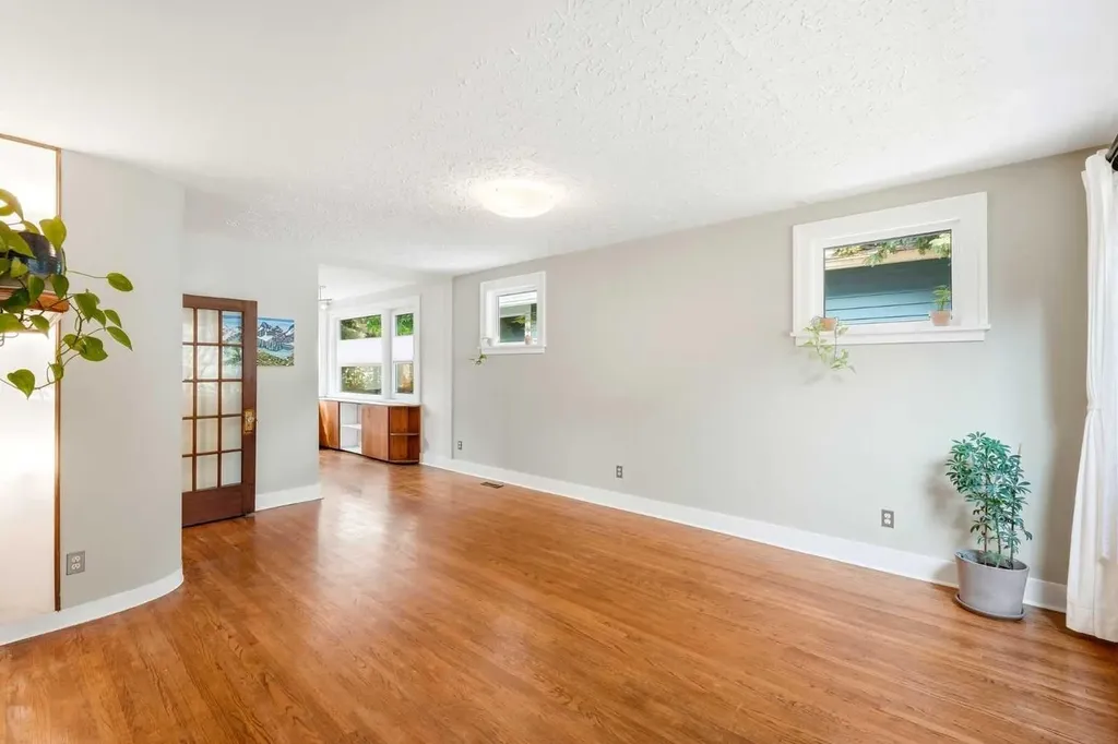 439 13 Avenue NE Calgary AB T2E 1C3