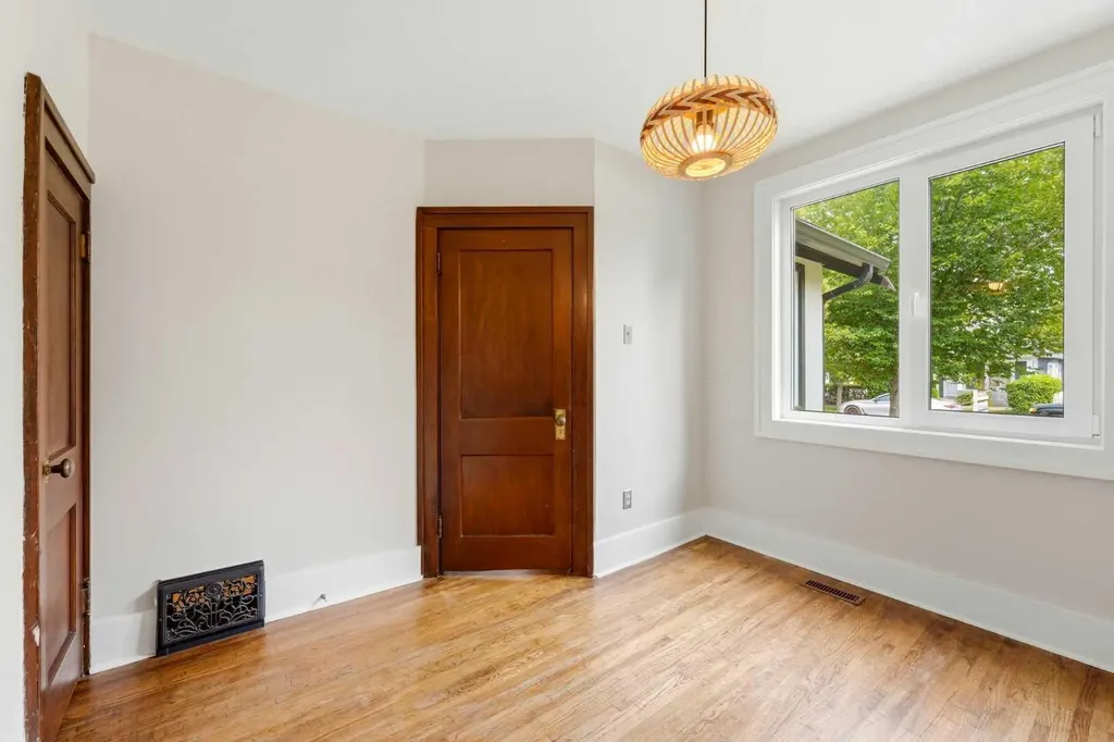 439 13 Avenue NE Calgary AB T2E 1C3
