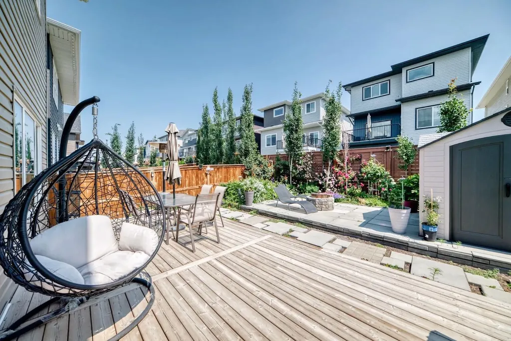 86 Carringvue Manor NW Calgary AB T3P 1L7