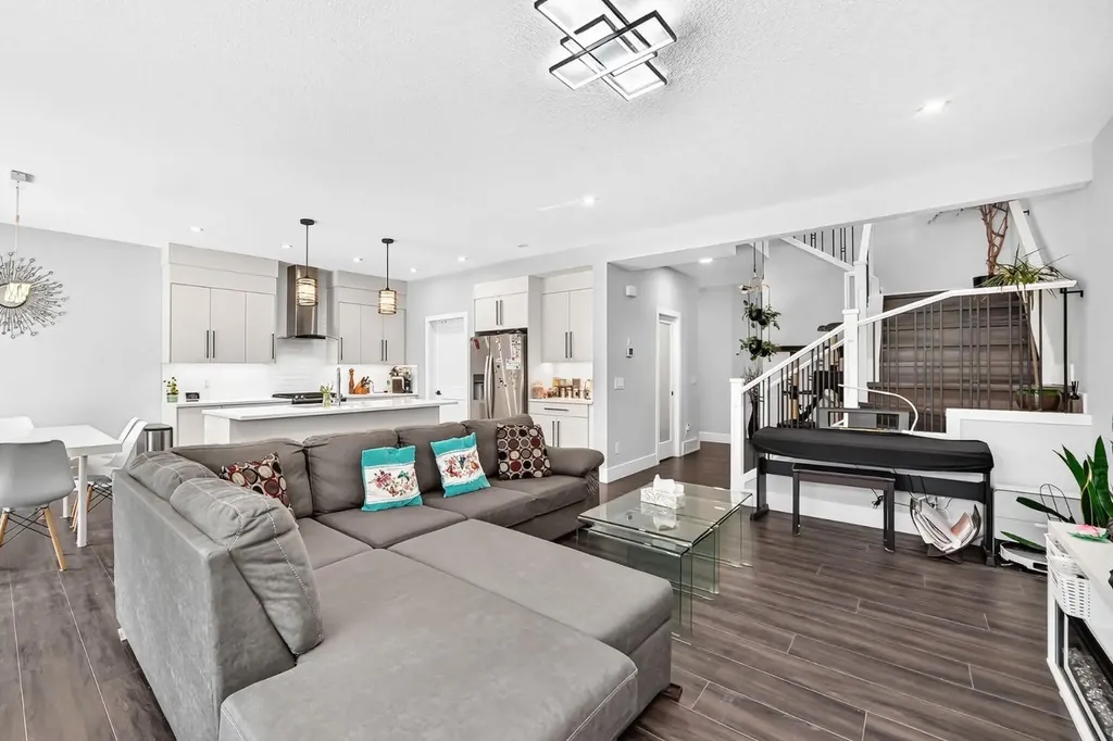 86 Carringvue Manor NW Calgary AB T3P 1L7