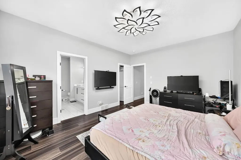 86 Carringvue Manor NW Calgary AB T3P 1L7