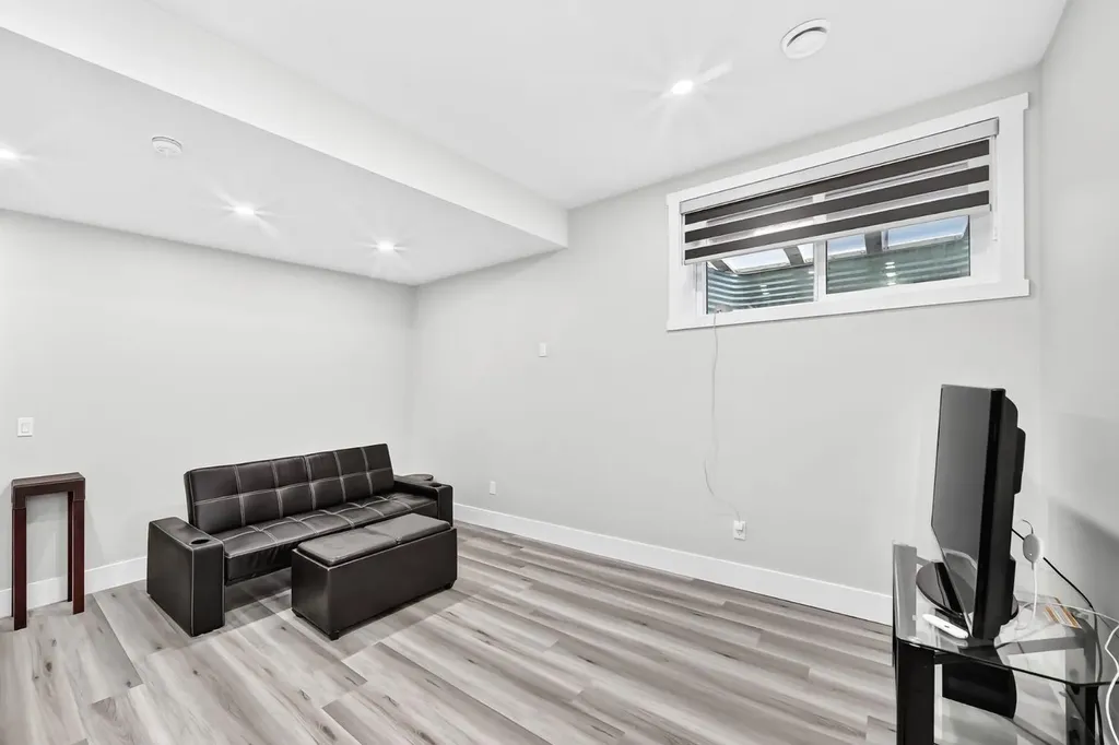 86 Carringvue Manor NW Calgary AB T3P 1L7