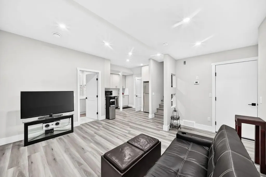 86 Carringvue Manor NW Calgary AB T3P 1L7