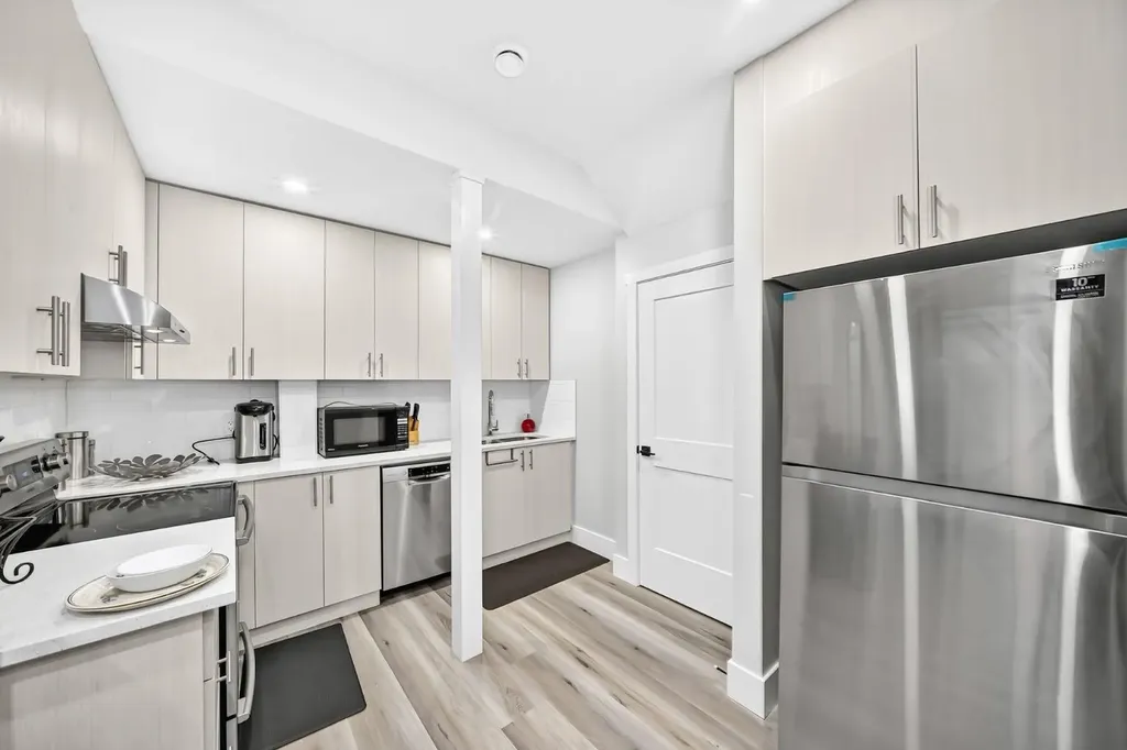 86 Carringvue Manor NW Calgary AB T3P 1L7