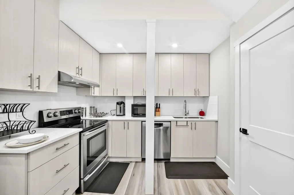 86 Carringvue Manor NW Calgary AB T3P 1L7