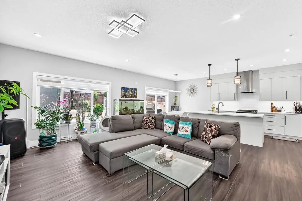 86 Carringvue Manor NW Calgary AB T3P 1L7