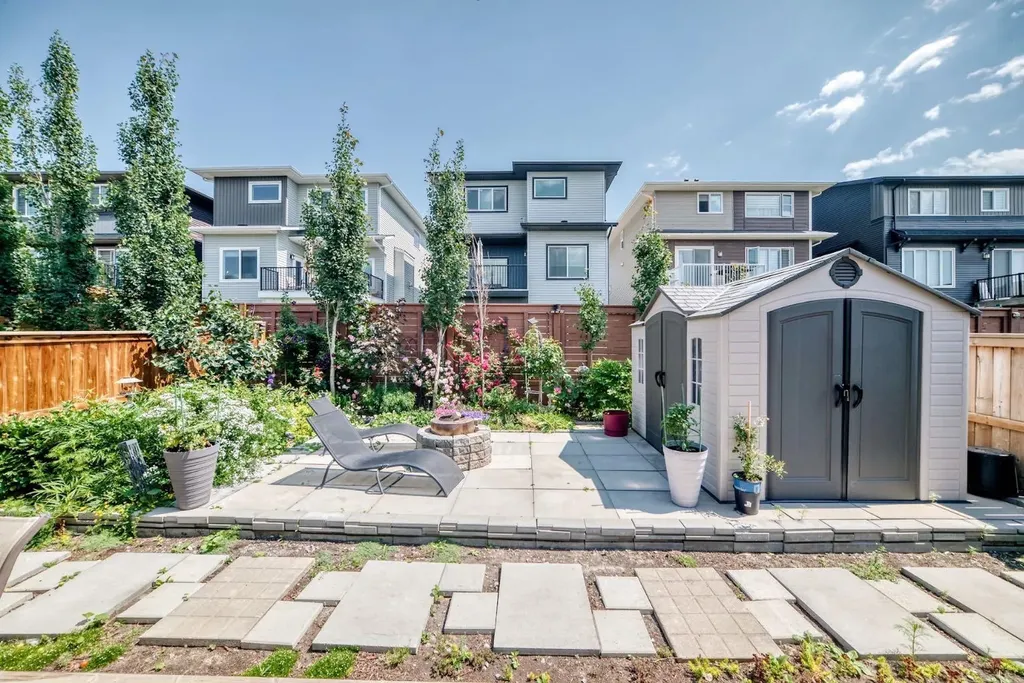 86 Carringvue Manor NW Calgary AB T3P 1L7