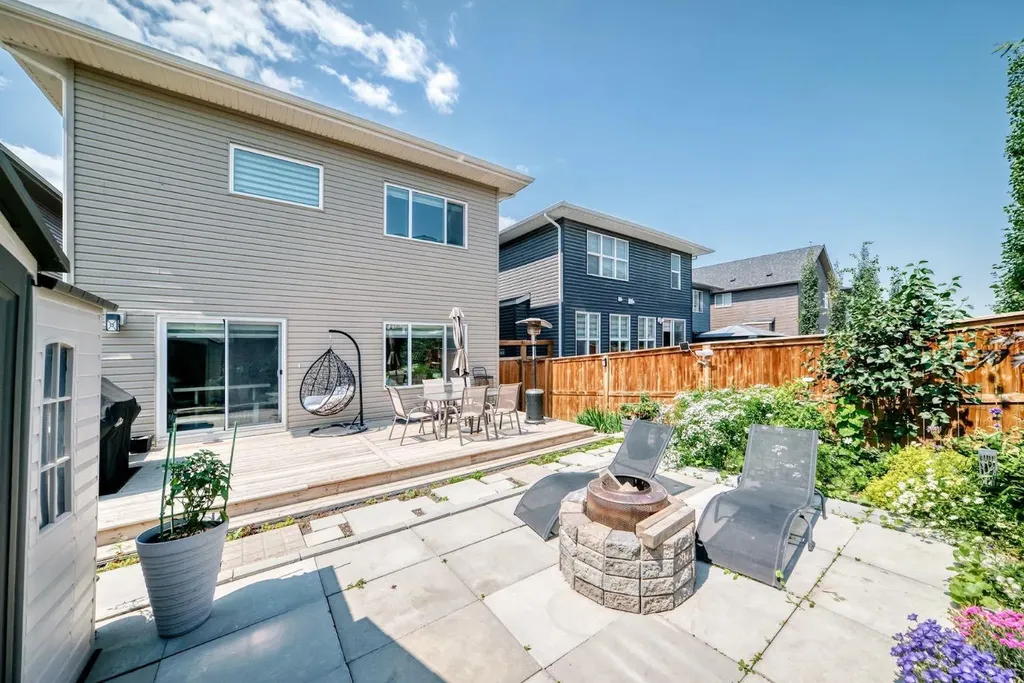 86 Carringvue Manor NW Calgary AB T3P 1L7