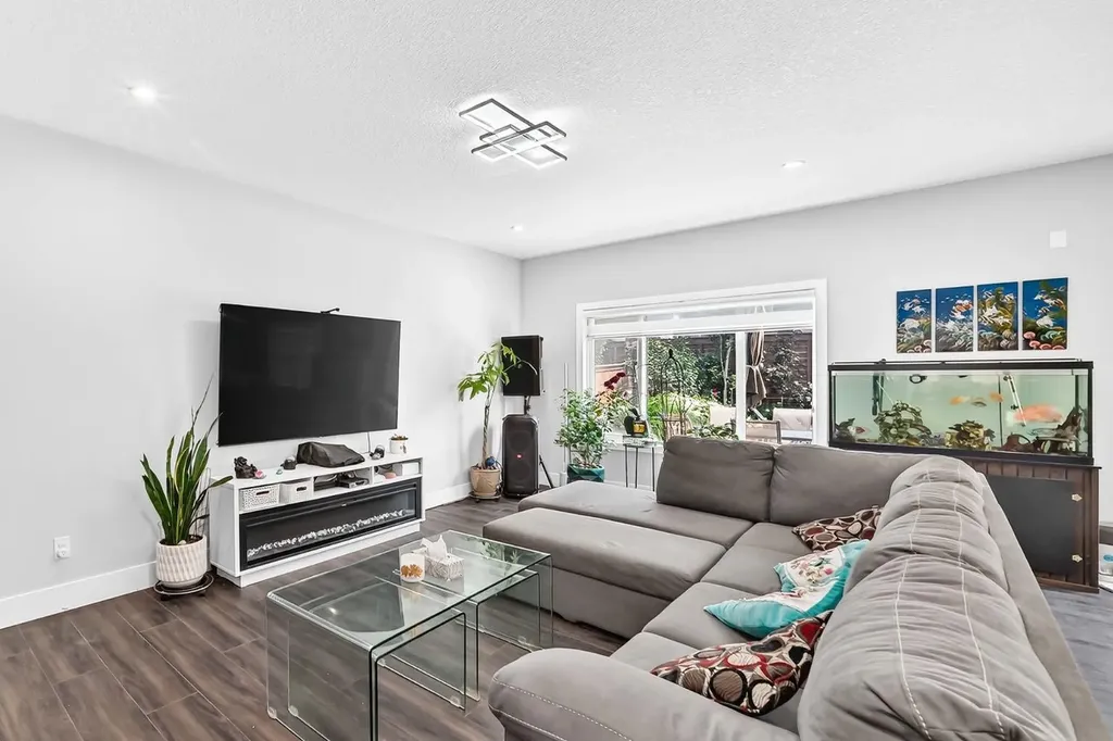 86 Carringvue Manor NW Calgary AB T3P 1L7