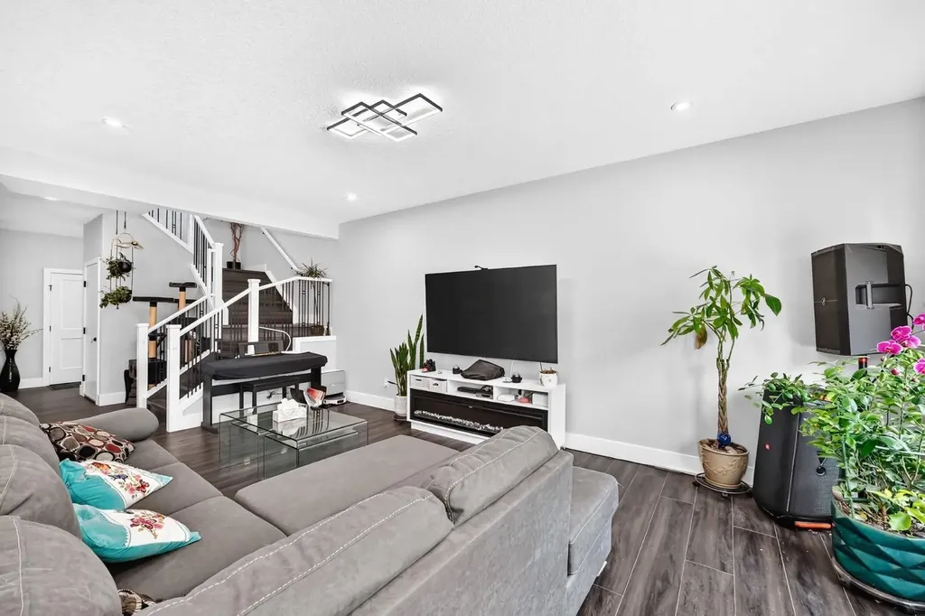 86 Carringvue Manor NW Calgary AB T3P 1L7