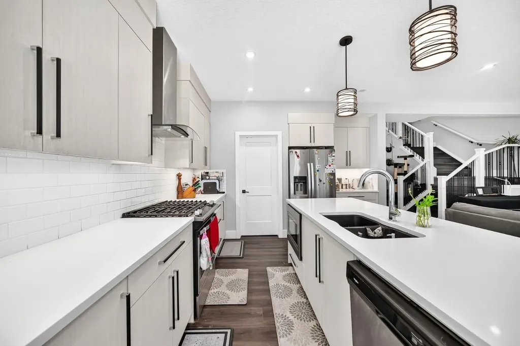 86 Carringvue Manor NW Calgary AB T3P 1L7
