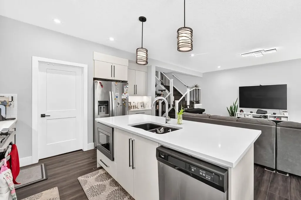 86 Carringvue Manor NW Calgary AB T3P 1L7