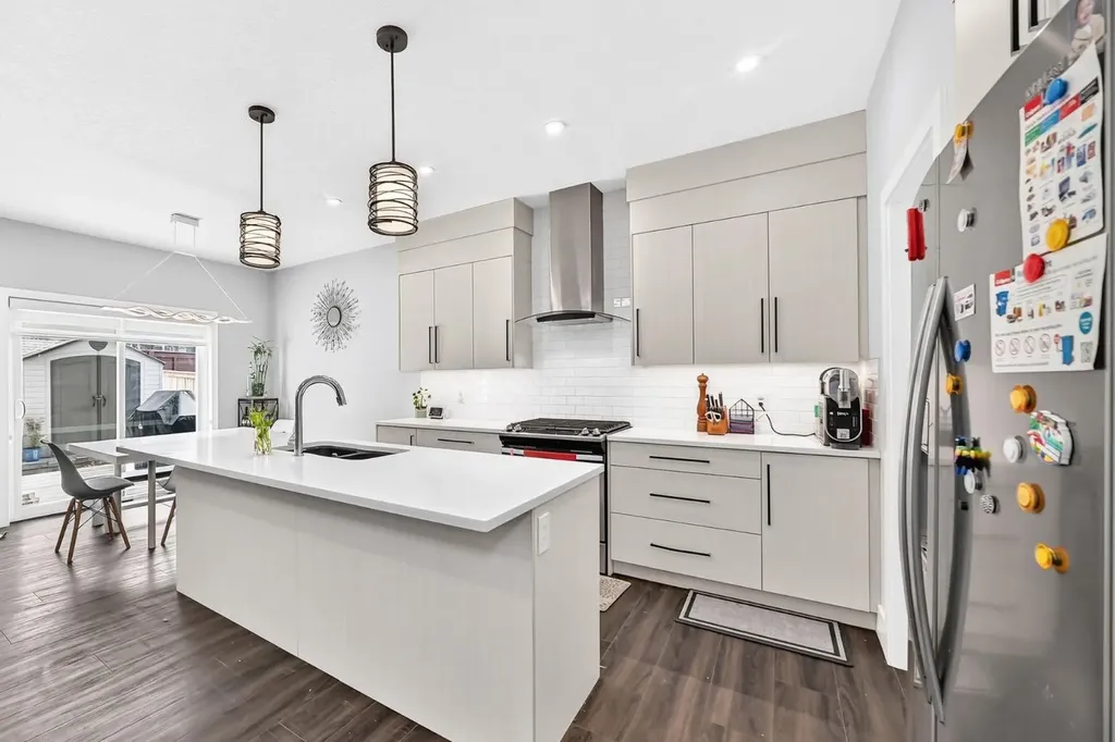 86 Carringvue Manor NW Calgary AB T3P 1L7