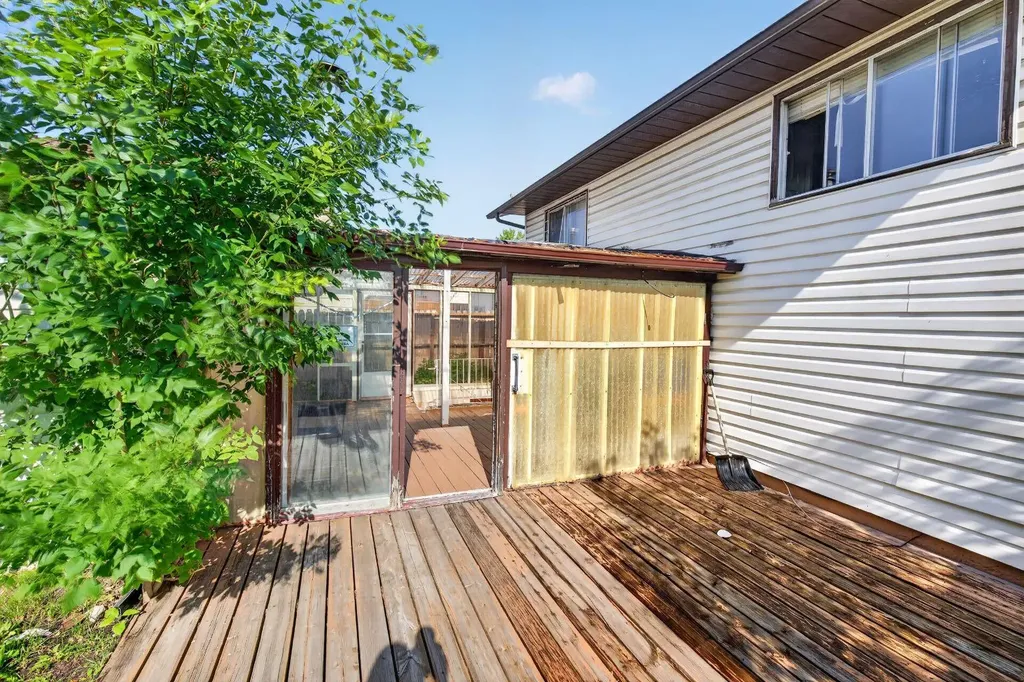 319 Rundlelawn Road NE Calgary AB T1Y3P2
