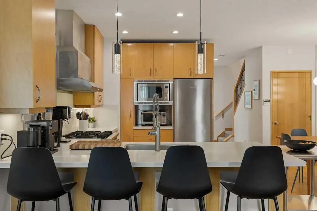 202 26 Avenue NW Calgary AB T2M 2C9