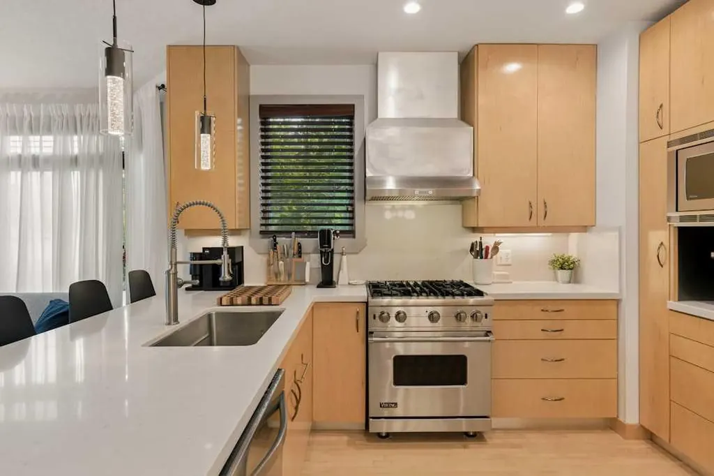 202 26 Avenue NW Calgary AB T2M 2C9