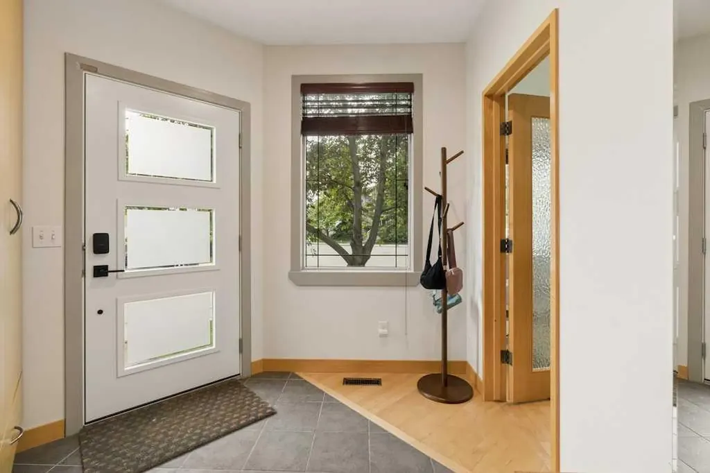202 26 Avenue NW Calgary AB T2M 2C9