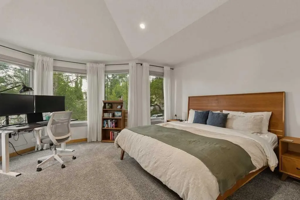 202 26 Avenue NW Calgary AB T2M 2C9