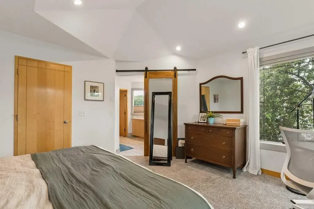 202 26 Avenue NW Calgary AB T2M 2C9