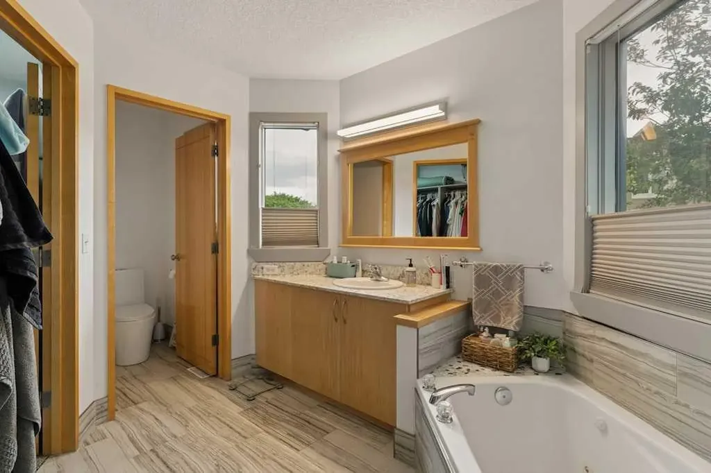 202 26 Avenue NW Calgary AB T2M 2C9