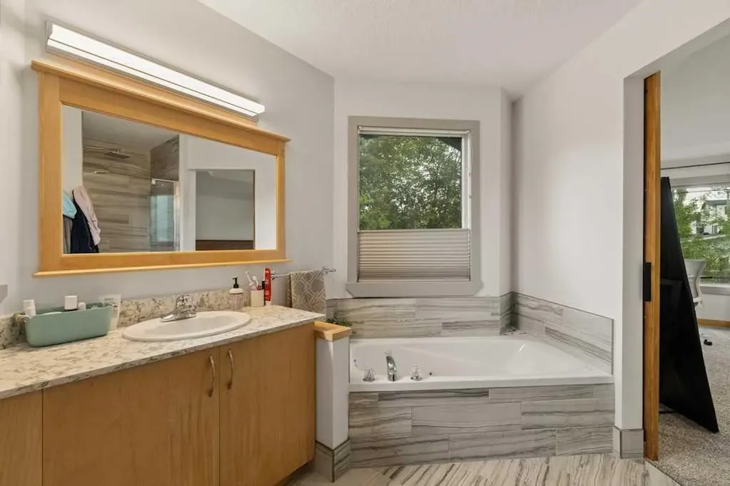 202 26 Avenue NW Calgary AB T2M 2C9