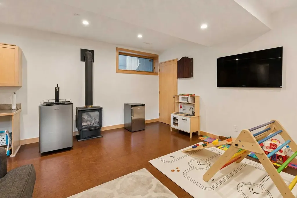 202 26 Avenue NW Calgary AB T2M 2C9