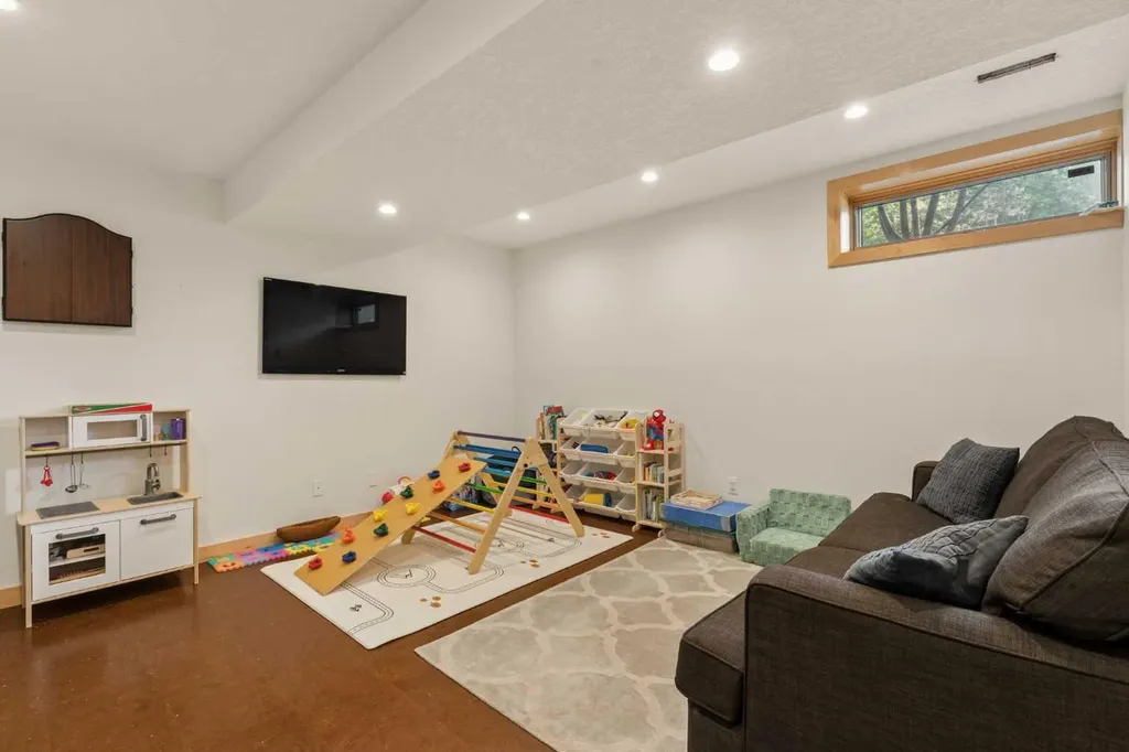 202 26 Avenue NW Calgary AB T2M 2C9